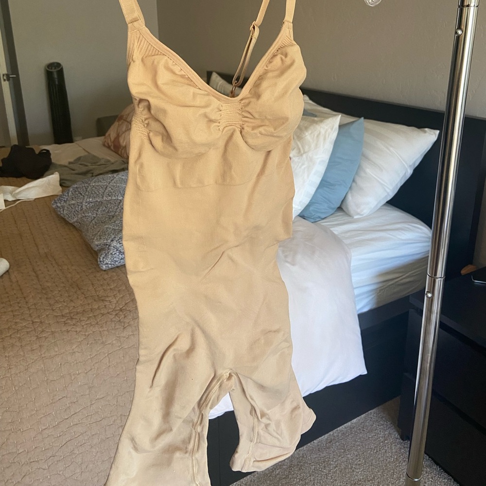 Skims SCULPTING BODYSUIT MID THIGH, size S/M